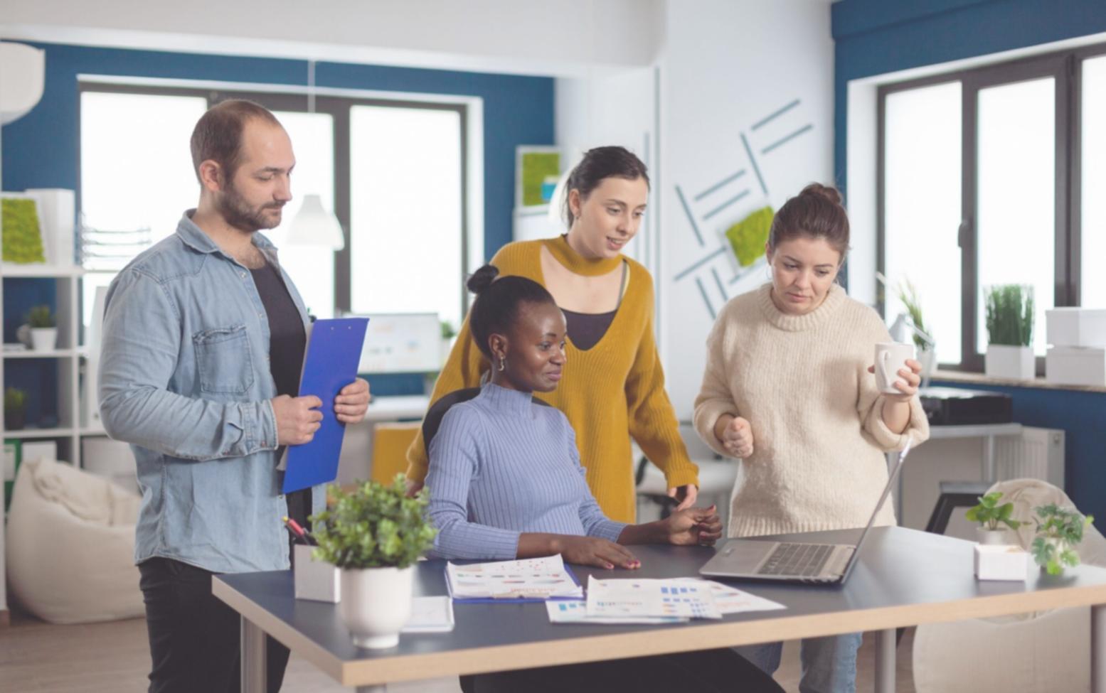Profesionales analizando estrategias financieras en entorno empresarial